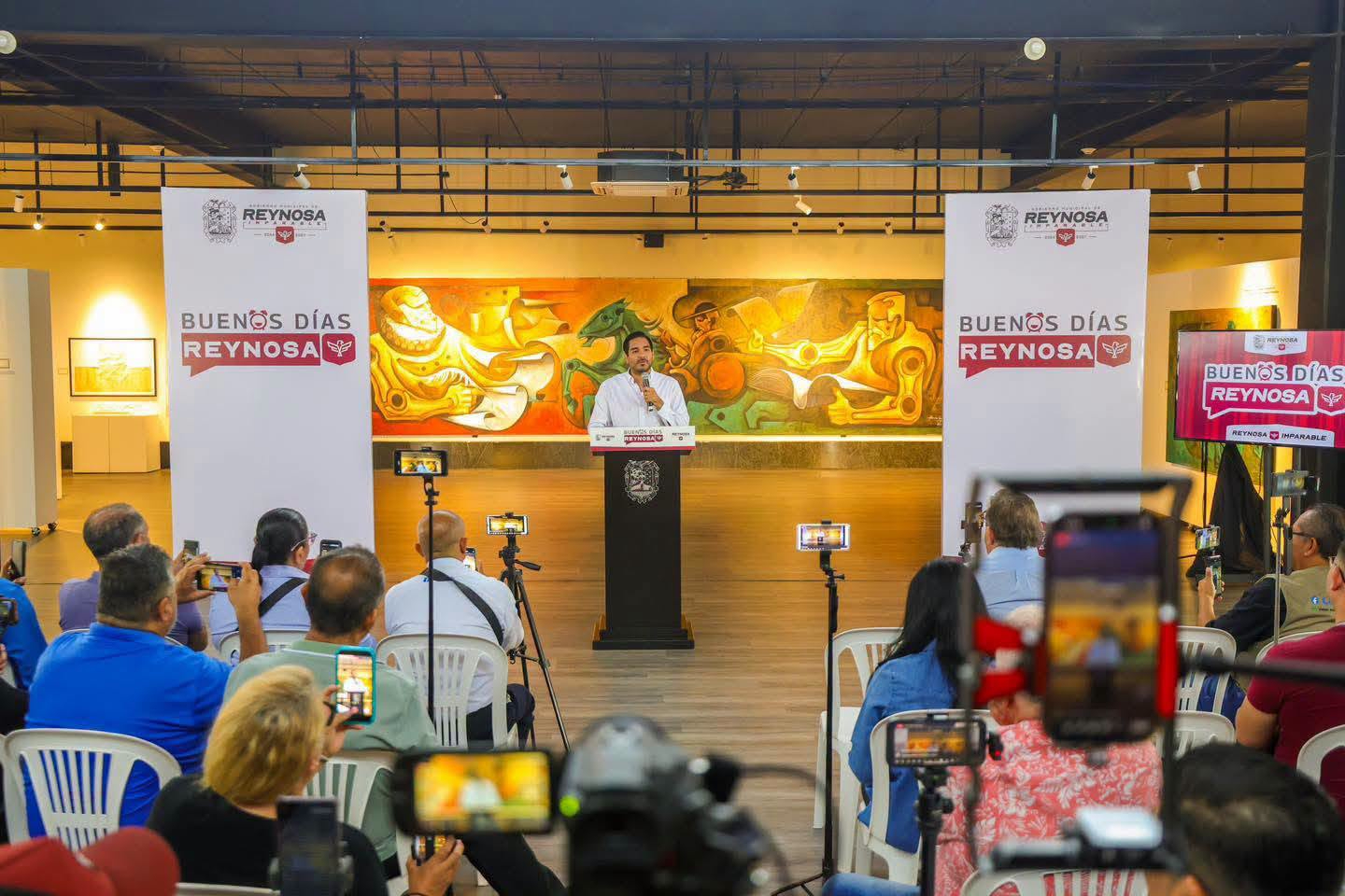Mejoran Municipio y COMAPA suministro de agua en la red pública y distribuyen mediante pipas