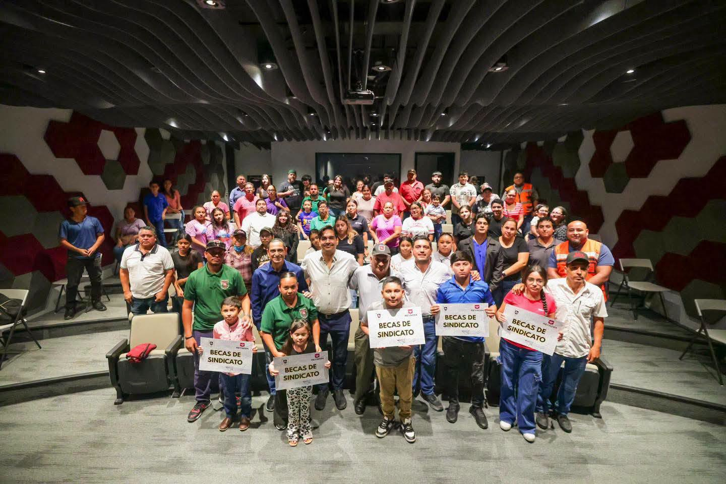 Entregó Carlos Peña Ortiz Becas a hijos de trabajadores sindicalizados