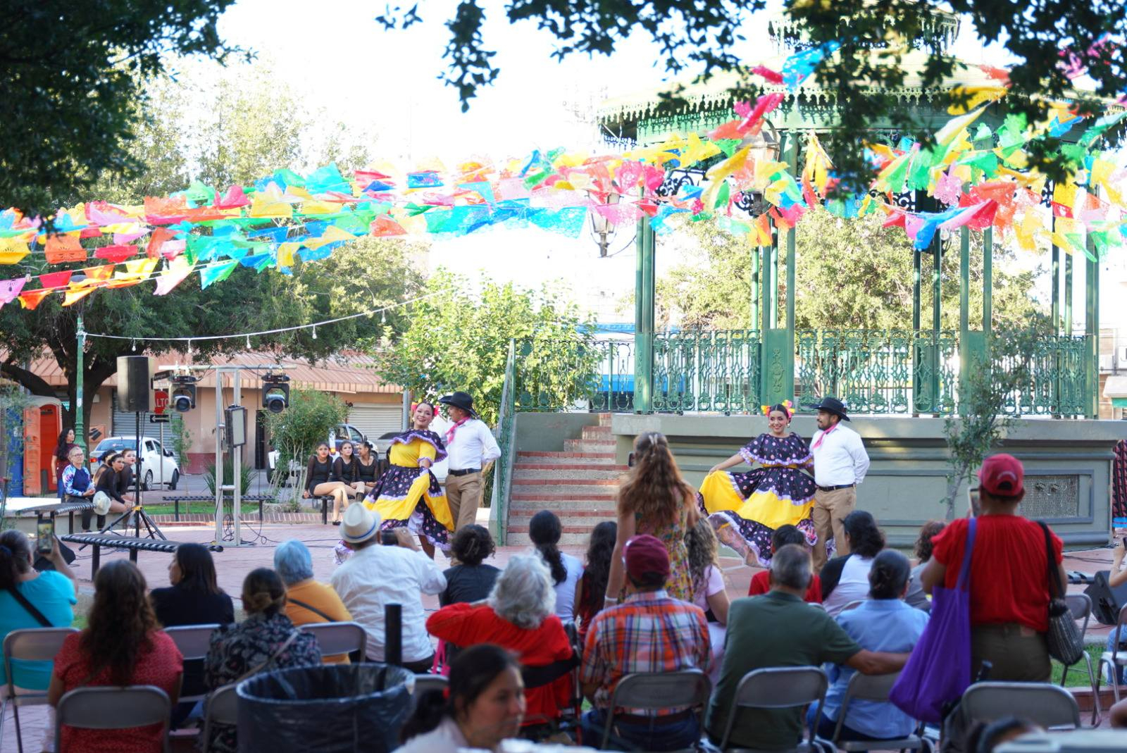 FAMILIAS LLENAN DE MÚSICA, BAILE Y COLOR EL CENTRO HISTÓRICO DE NUEVO LAREDO