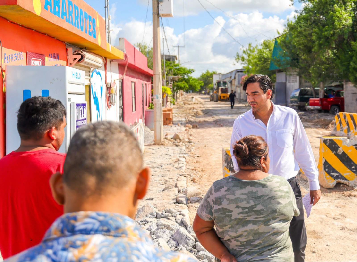 Verificó Carlos Peña Ortiz pavimentación en calle Emilio Portes Gil para asegurar calidad de la obra