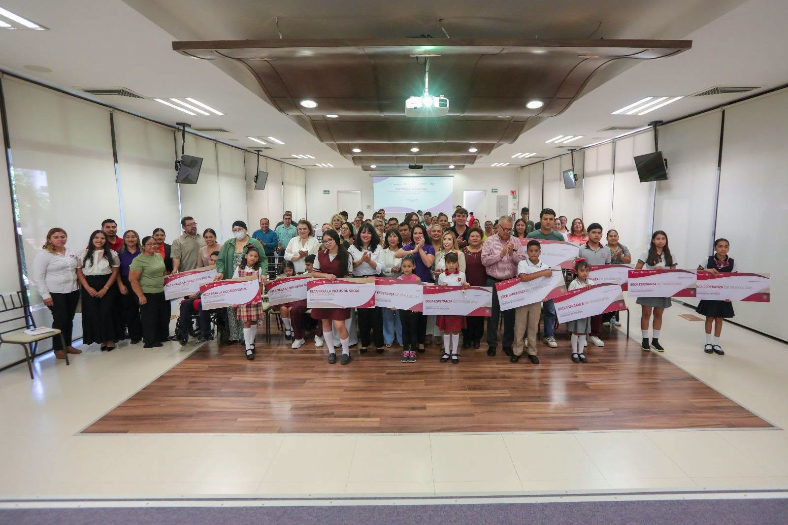 Entrega DIF Tamaulipas las becas "Esperanza de Tamaulipas" y "Para la Inclusión Social en Tamaulipas