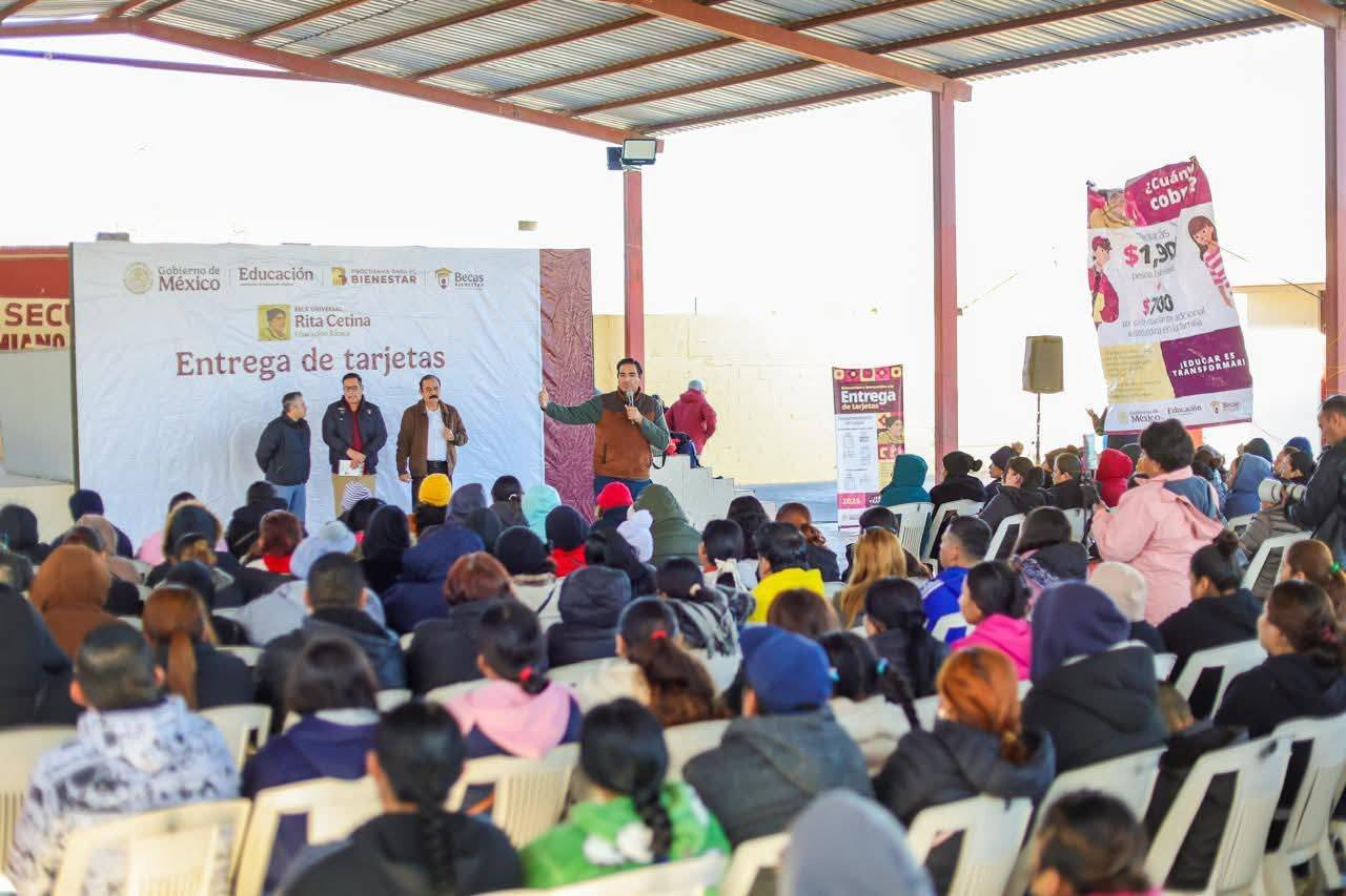 Entregó Carlos Peña Ortiz tarjetas de becas Rita Cetina en la secundaria técnica # 73