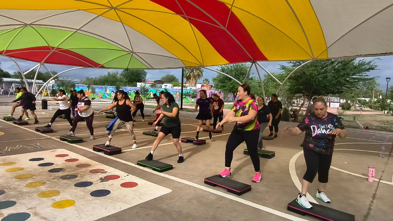 IMPULSA GOBIERNO MUNICIPAL EL BIENESTAR FEMENINO CON CLASES GRATUITAS DE STEP COREOGRÁFICO EN PLAZA DE LA MUJER
