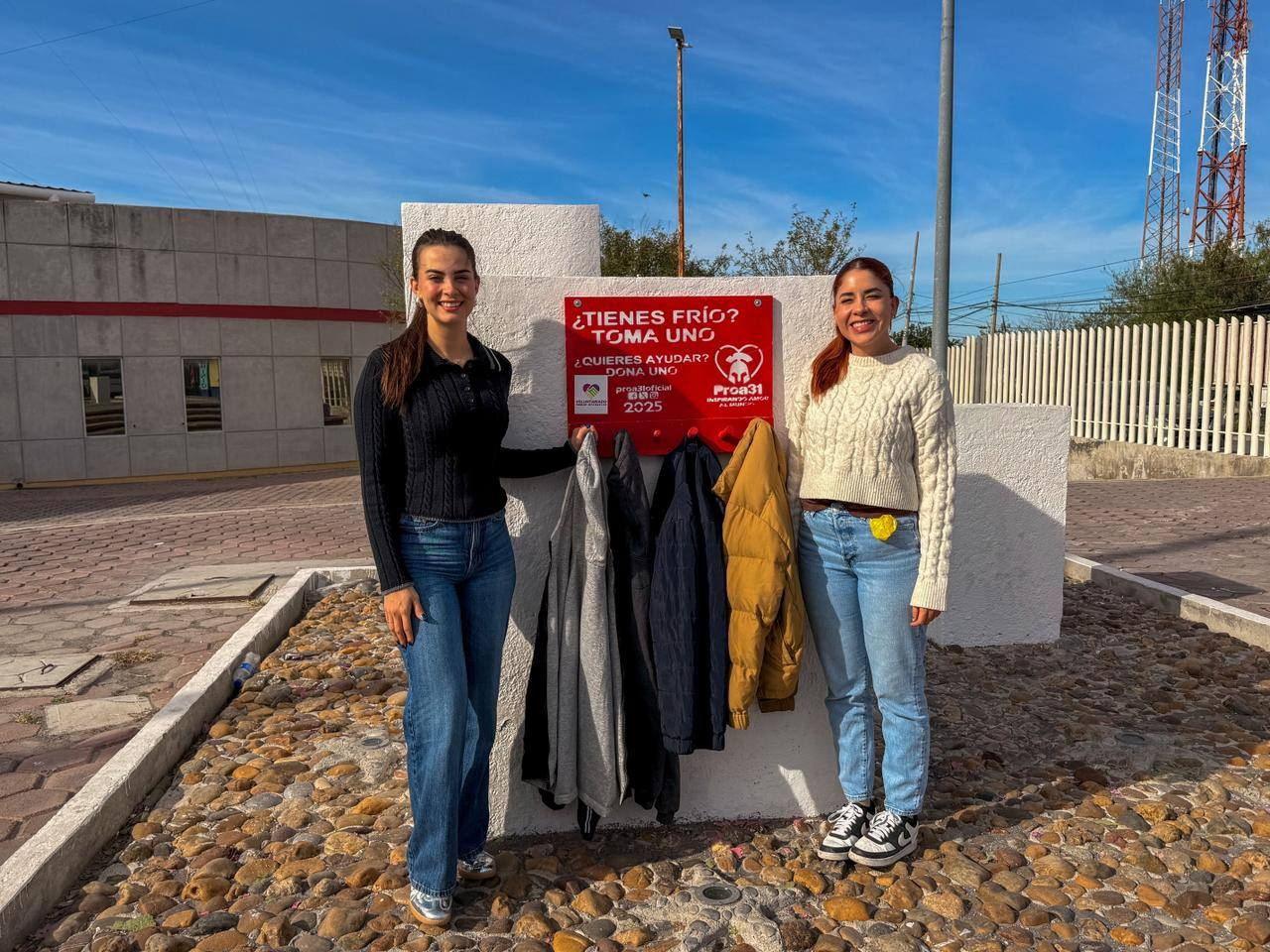 Instalan DIF-Reynosa y Voluntariado, percheros comunitarios en apoyo a personas vulnerables