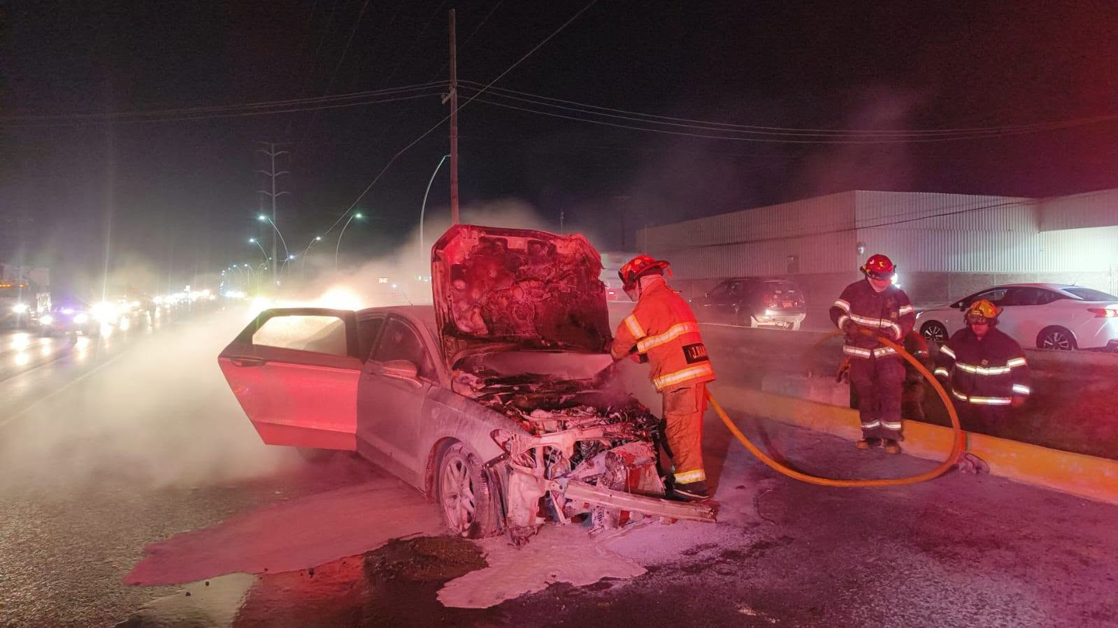 Controla incendio Protección Civil y Bomberos de Reynosa con espuma especial