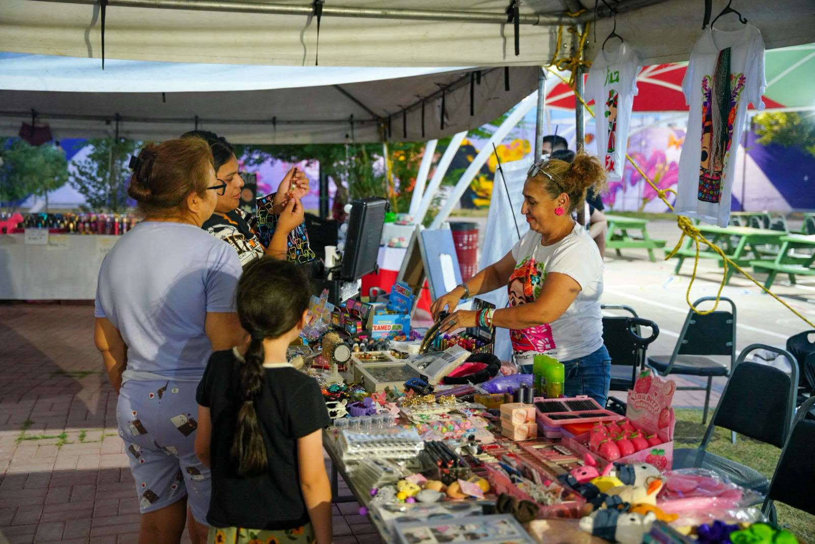 PLAZA DE LA MUJER SE LLENA DE FAMILIAS CON EL BAZAR FIESTAS PATRIAS