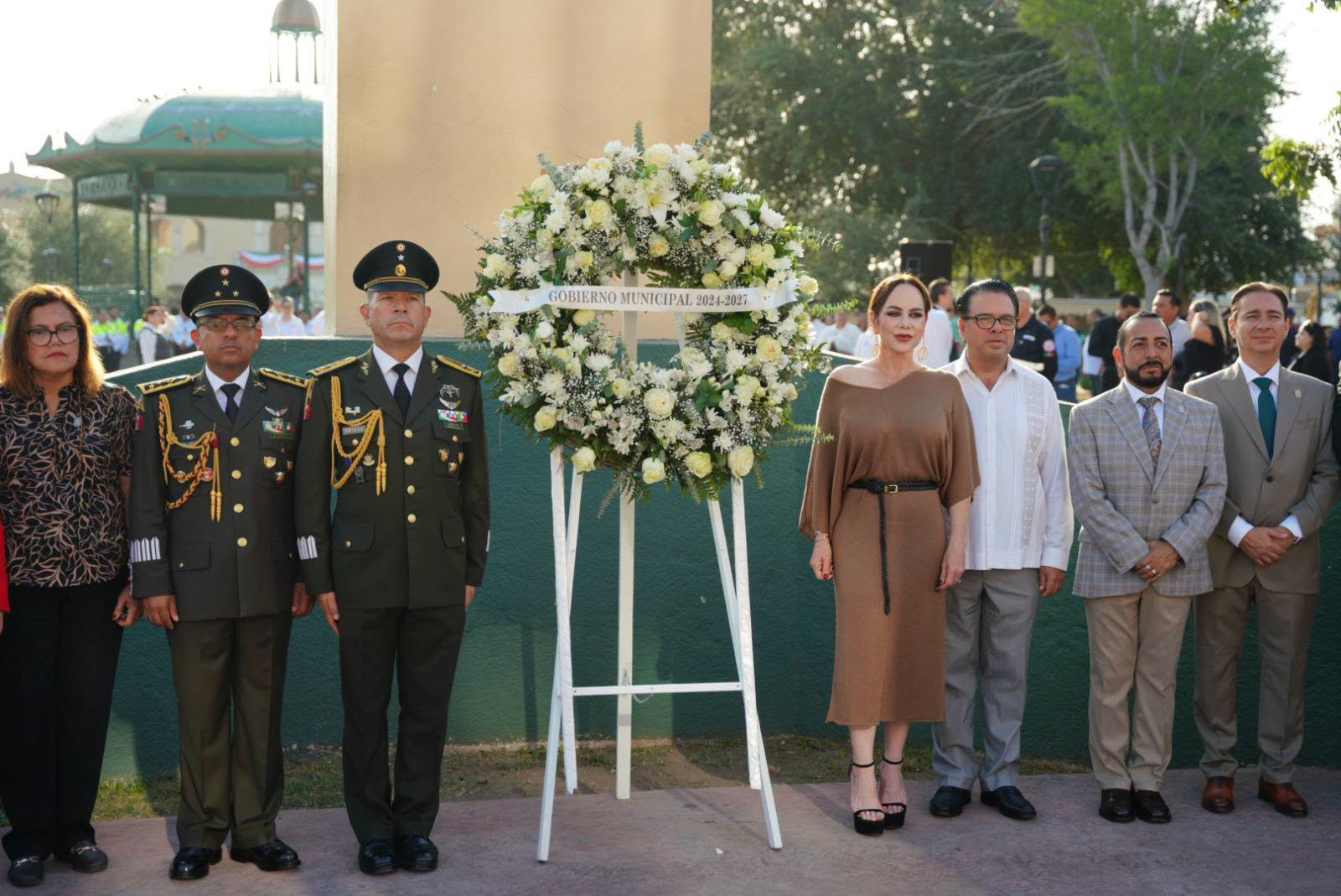 RINDE NUEVO LAREDO HONORES A LA BANDERA Y HOMENAJE A MIGUEL HIDALGO ANTE SU ESTATUA EN LA PLAZA HIDALGO