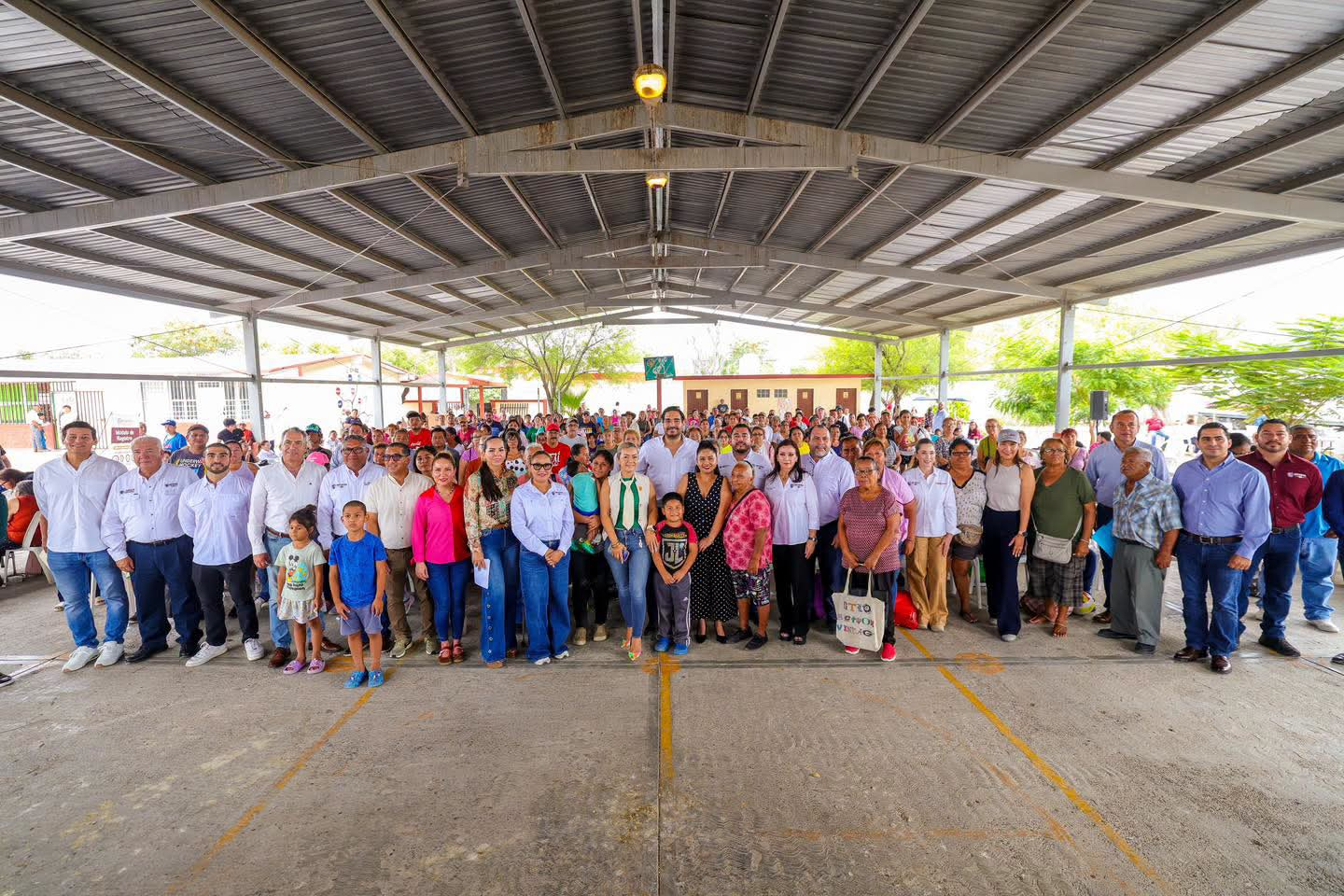 Recibieron familias de el Olmo a Carlos Peña Ortiz en escuela primaria