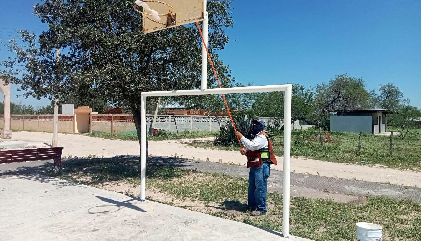 Devuelve Carlos Peña Ortiz vida y color a la plaza de Congregación Garza con trabajo de rehabilitación