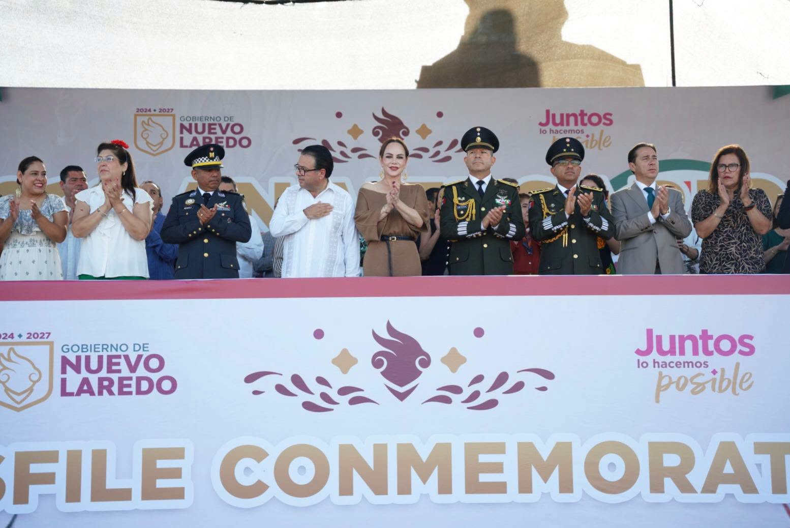ENCABEZA CARMEN LILIA CANTUROSAS TRADICIONAL DESFILE CÍVICO POR EL DÍA DE LA INDEPENDENCIA