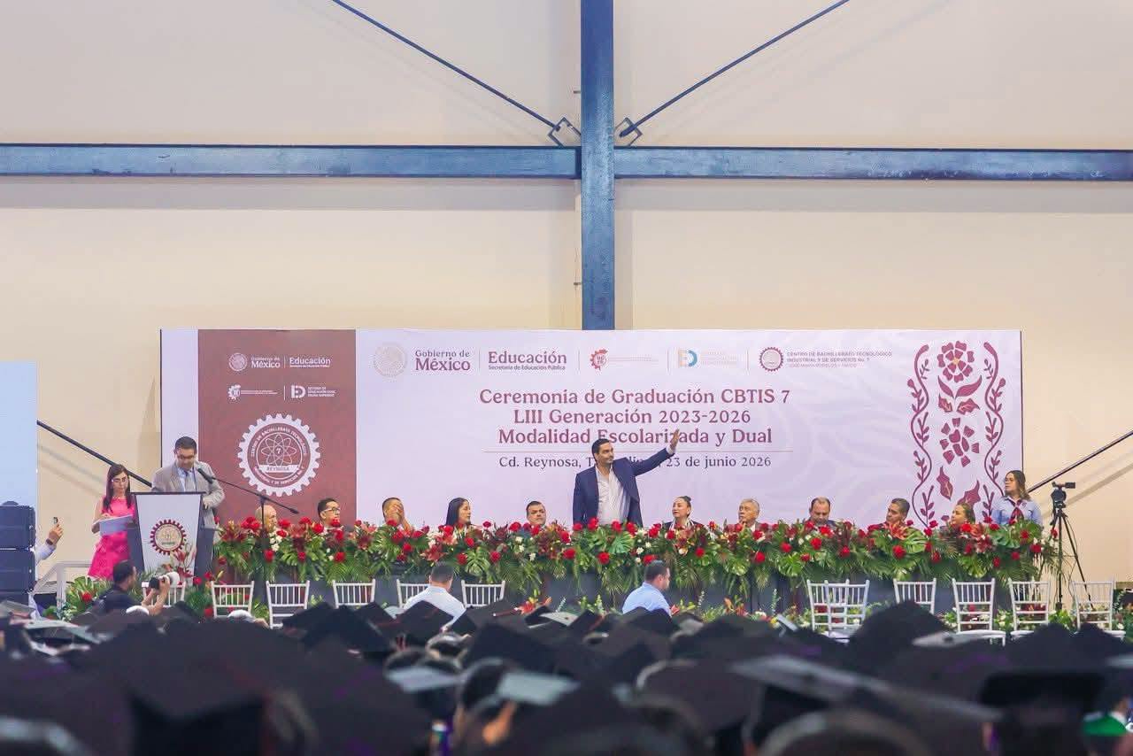 Presidió Alcalde Carlos Peña Ortiz Graduación de Generación LIII del CBTIS 7 con la Directora Brenda Lilia Godina Tovias