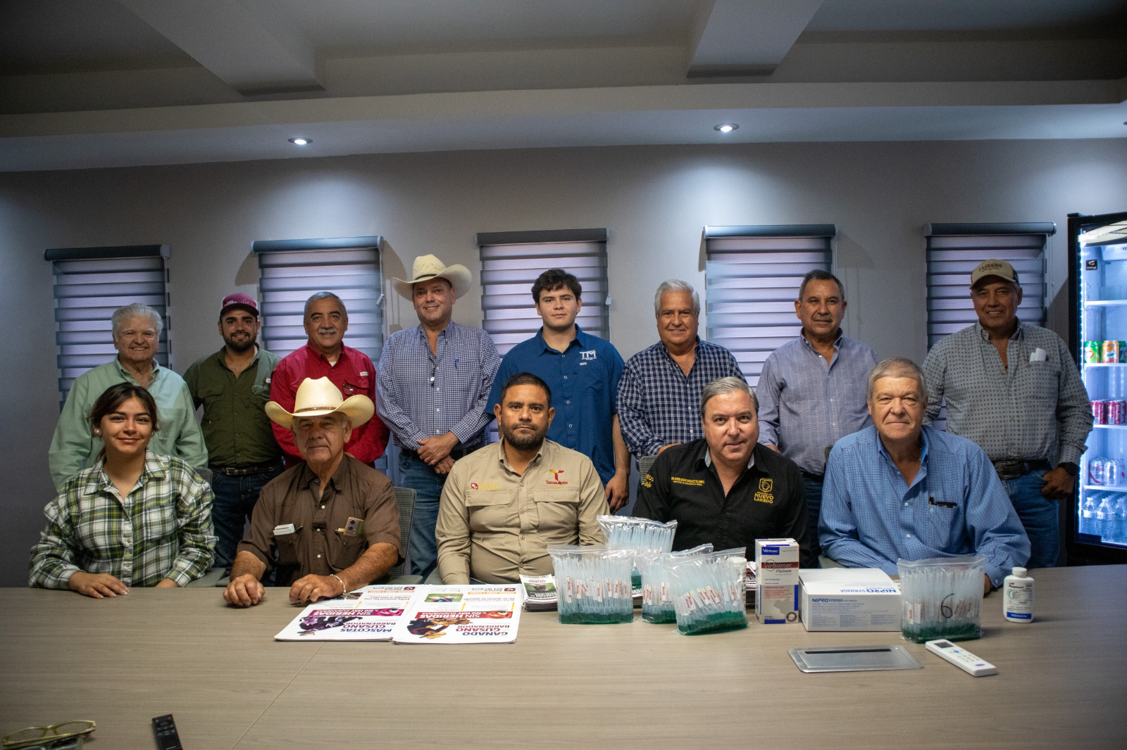 RECIBE GOBIERNO MUNICIPAL PRIMERAS 500 PIPETAS DE TRATAMIENTO PARA PROTEGER DEL GUSANO BARRENADOR A GANADO LOCAL