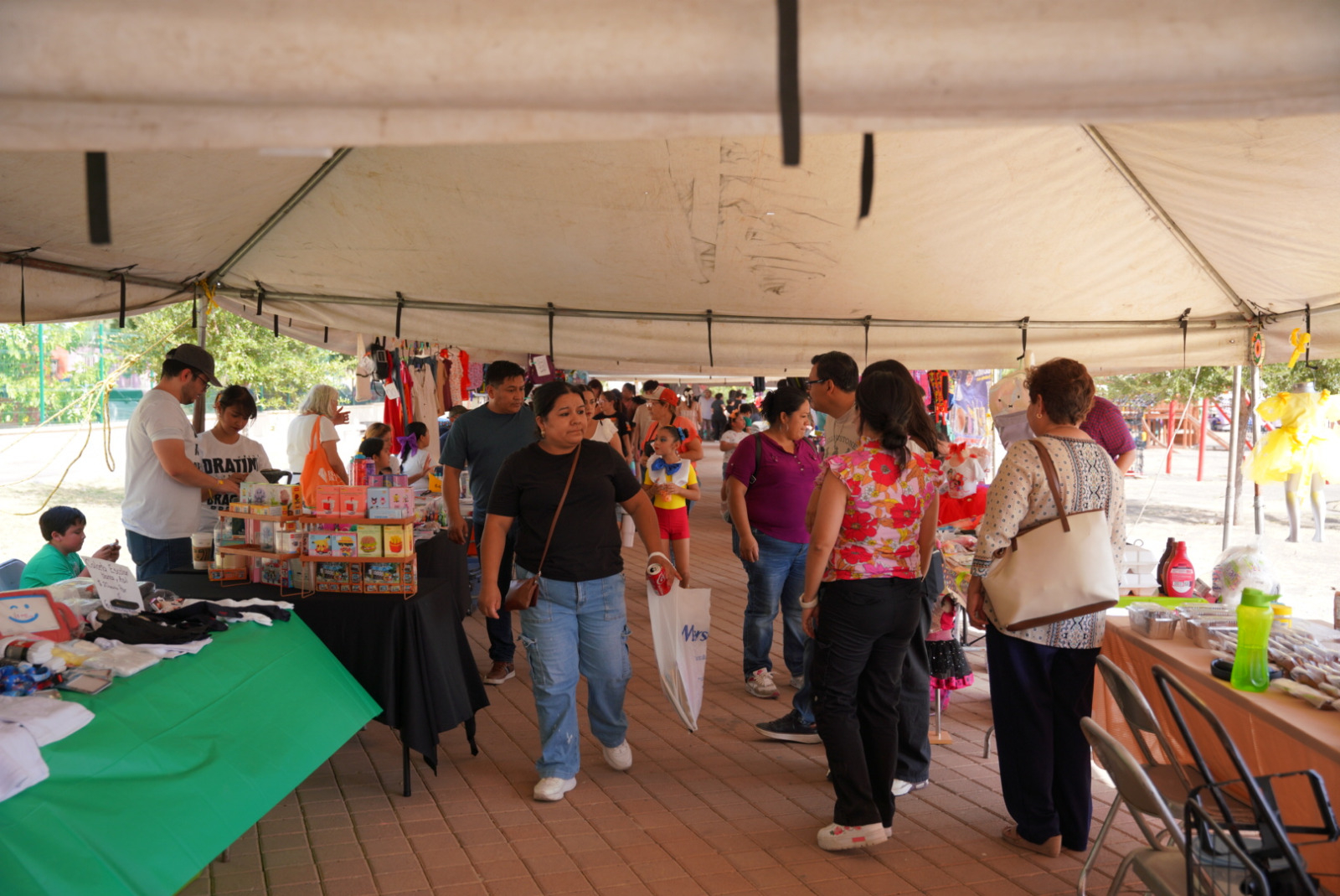 BAZAR “REGRESO A CLASES” REÚNE A FAMILIAS NEOLAREDENSES EN PARQUE VIVEROS