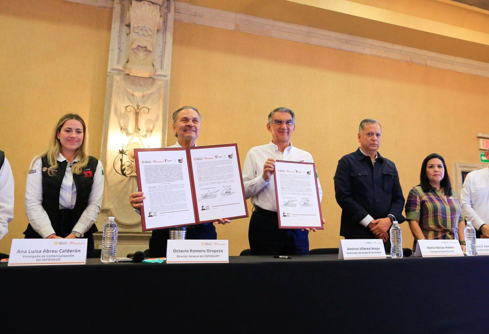 Reconoce Infonavit a Américo Villarreal por liderazgo en construcción de viviendas