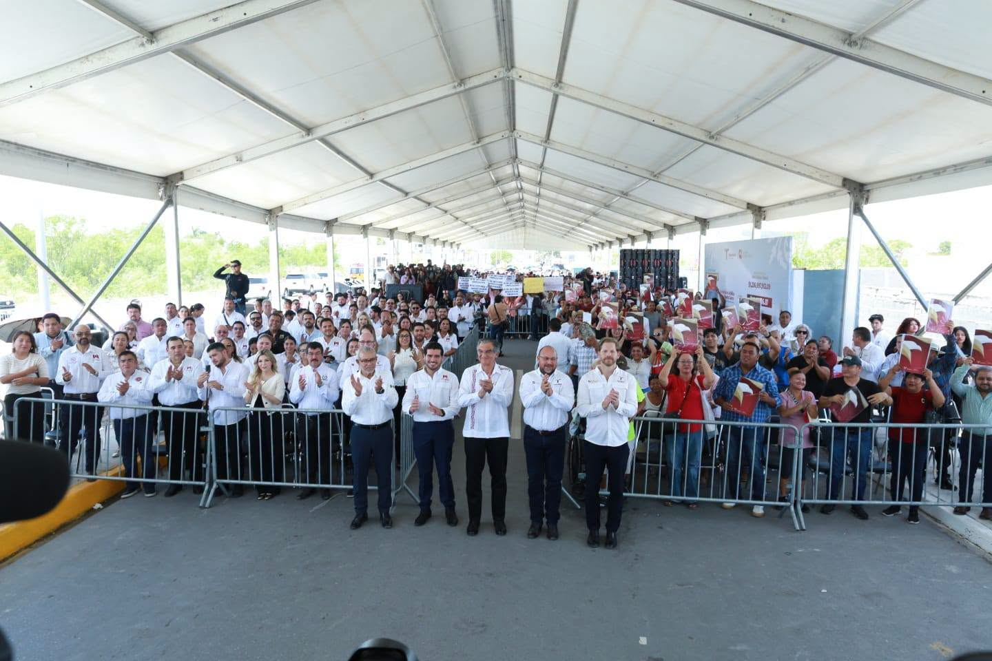 Inaugura Américo obra vial y entrega escrituras a familias matamorenses