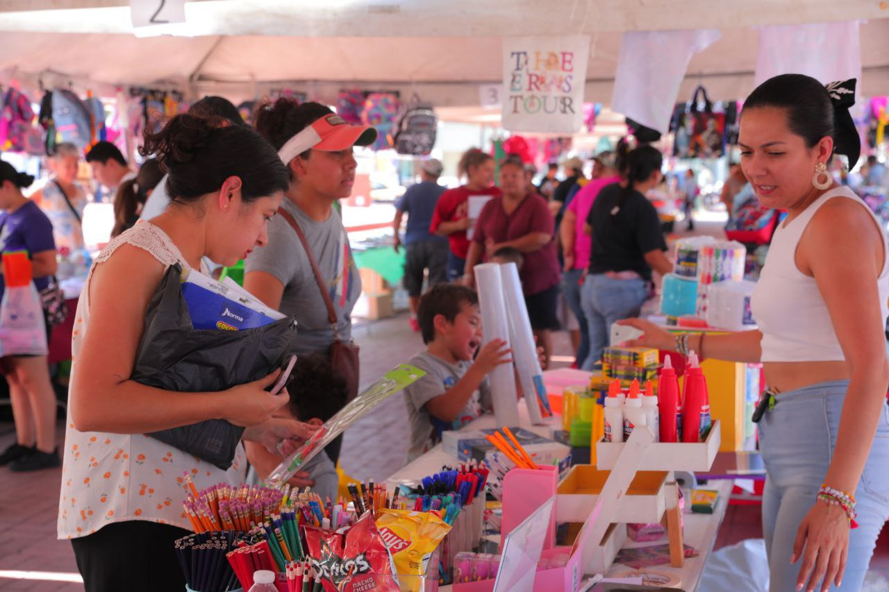 GOBIERNO MUNICIPAL IMPULSA BAZAR “REGRESO A CLASES” PARA APOYAR A LAS FAMILIAS NEOLAREDENSES