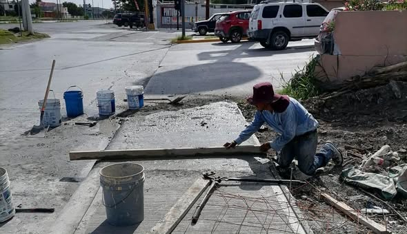 Rehabilita Gobierno de Reynosa banqueta peatonal en Calle Cuarta de la colonia Ribereña