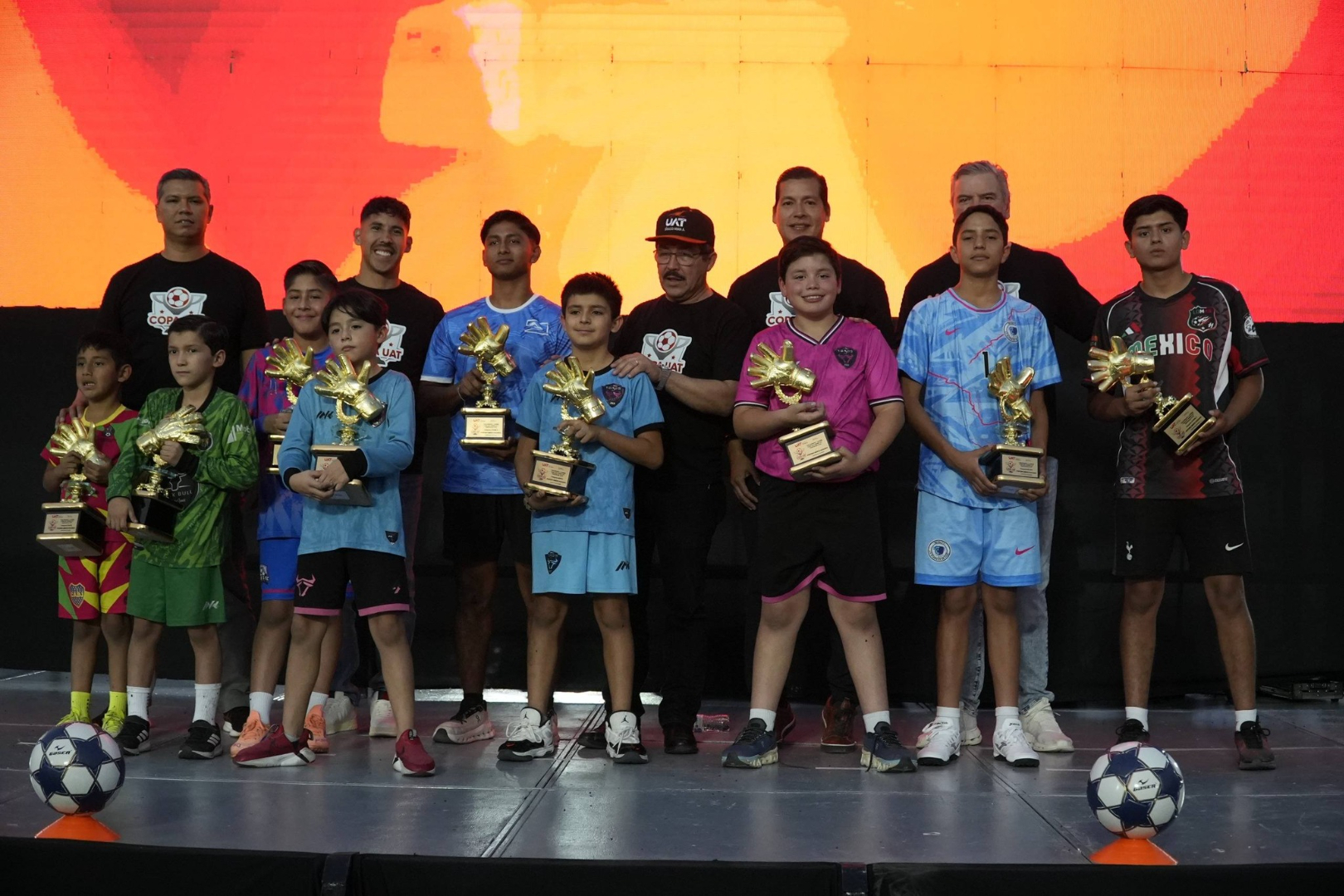 El rector inaugura la Copa UAT 2026 con Ricardo “Diablito” Chávez como invitado de honor