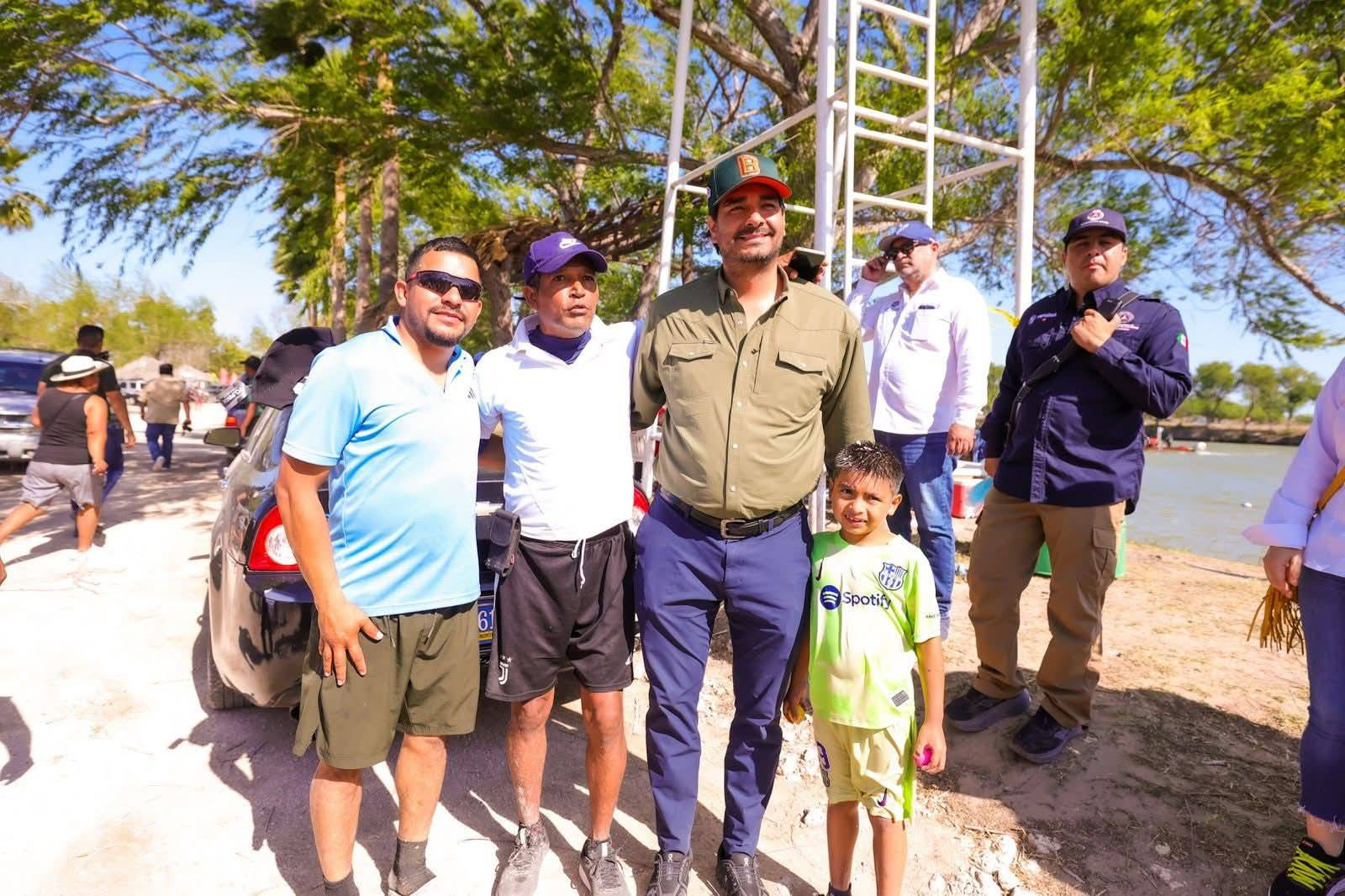 Dialogó Carlos Peña Ortiz con familias en supervisión de La Playita de Reynosa
