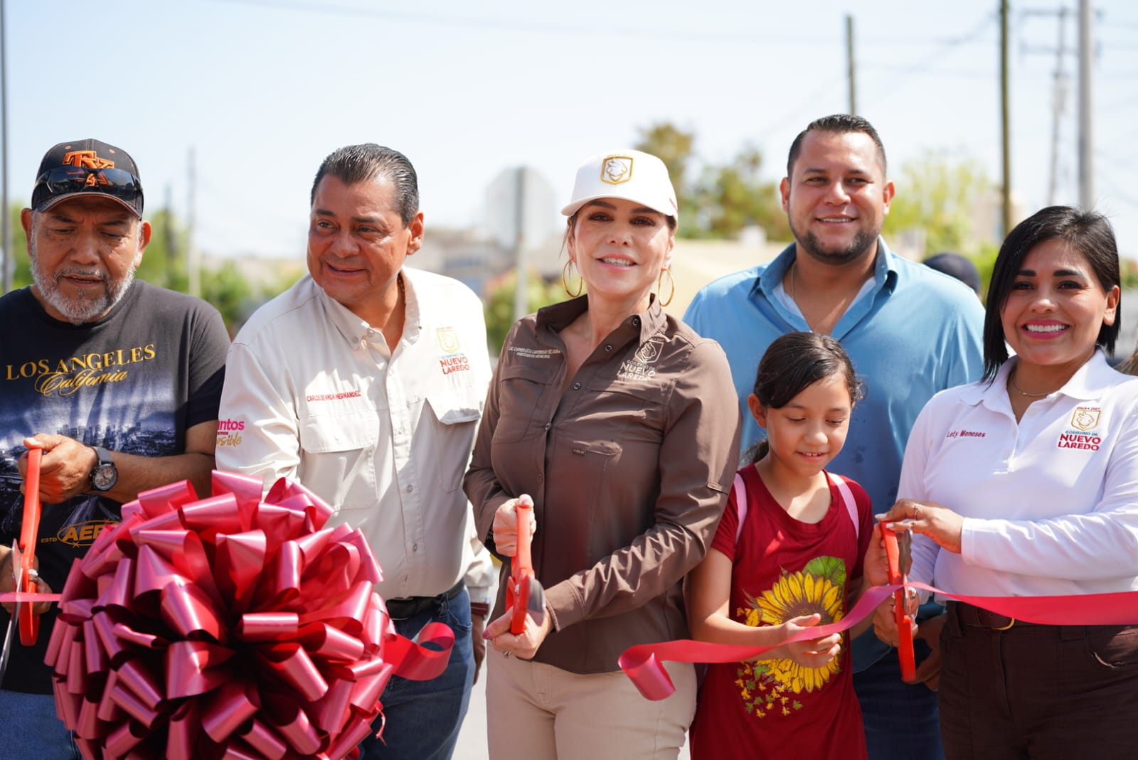 GOBIERNO DE CARMEN LILIA CANTUROSAS ENTREGA OBRAS DE PAVIMENTACIÓN Y DRENAJE QUE BENEFICIAN A MÁS DE 55 MIL NEOLAREDENSES EN LA INFONAVIT Y RIVERAS DEL BRAVO