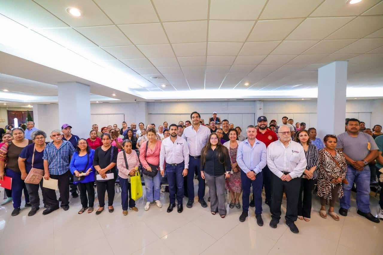 Comparte Carlos Peña Ortiz con comerciantes ambulantes el programa Subsidio del Agua