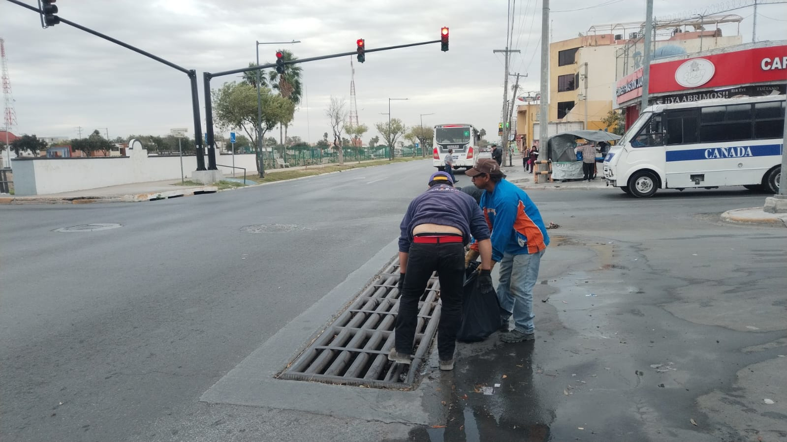Realizaron cuadrillas municipales mantenimiento de pluviales en Reynosa