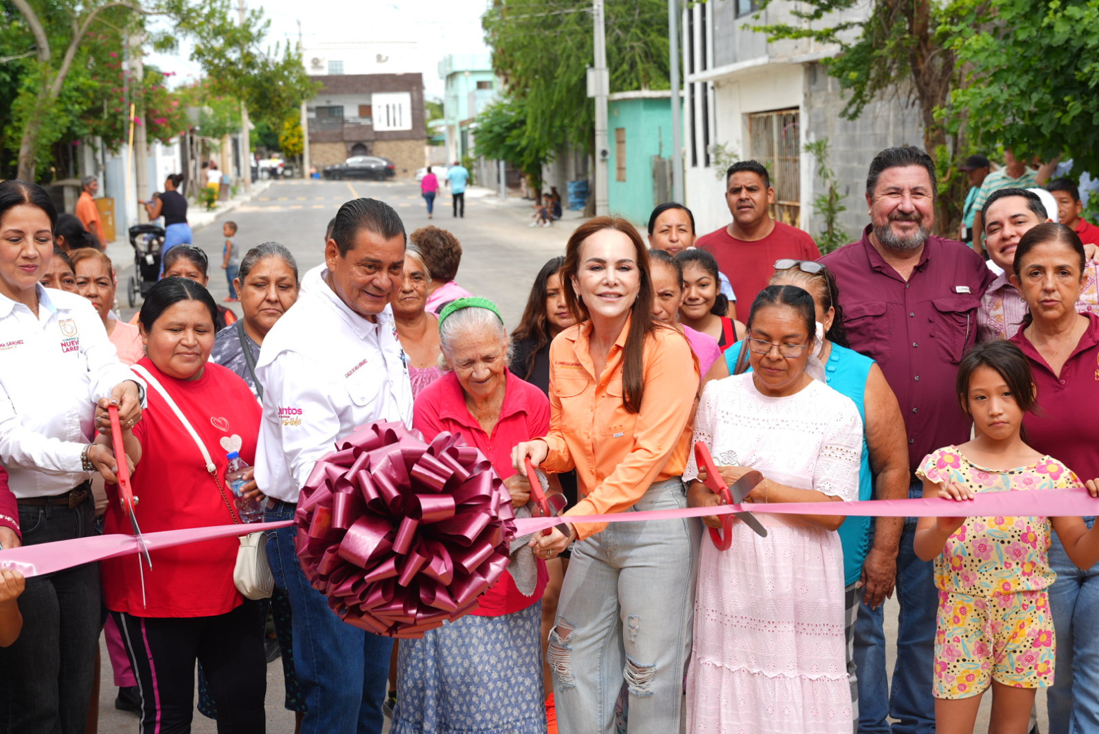 BENEFICIA CARMEN LILIA CANTUROSAS A FAMILIAS DE DIFERENTES SECTORES DE NUEVO LAREDO CON OBRAS DE INFRAESTRUCTURA VIAL