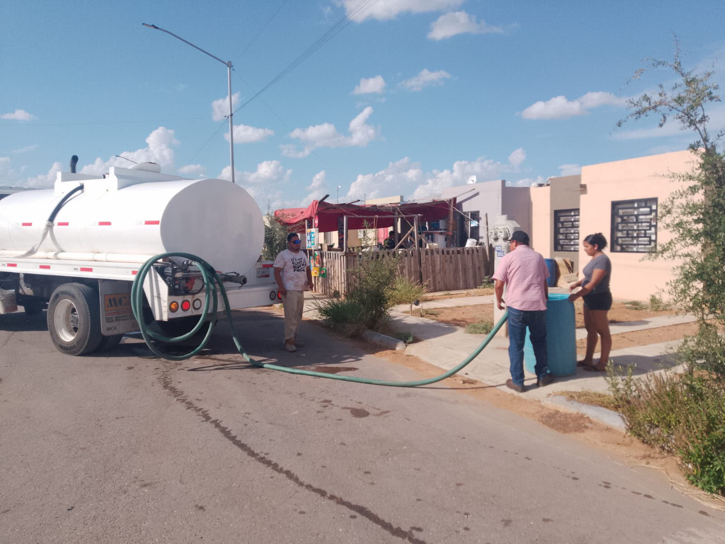 LLEVA COMAPA AGUA EN PIPAS A COLONIAS DEL SUR DE LA CIUDAD PARA APOYAR A LAS FAMILIAS DURANTE LOS DÍAS DE CALOR INTENSO