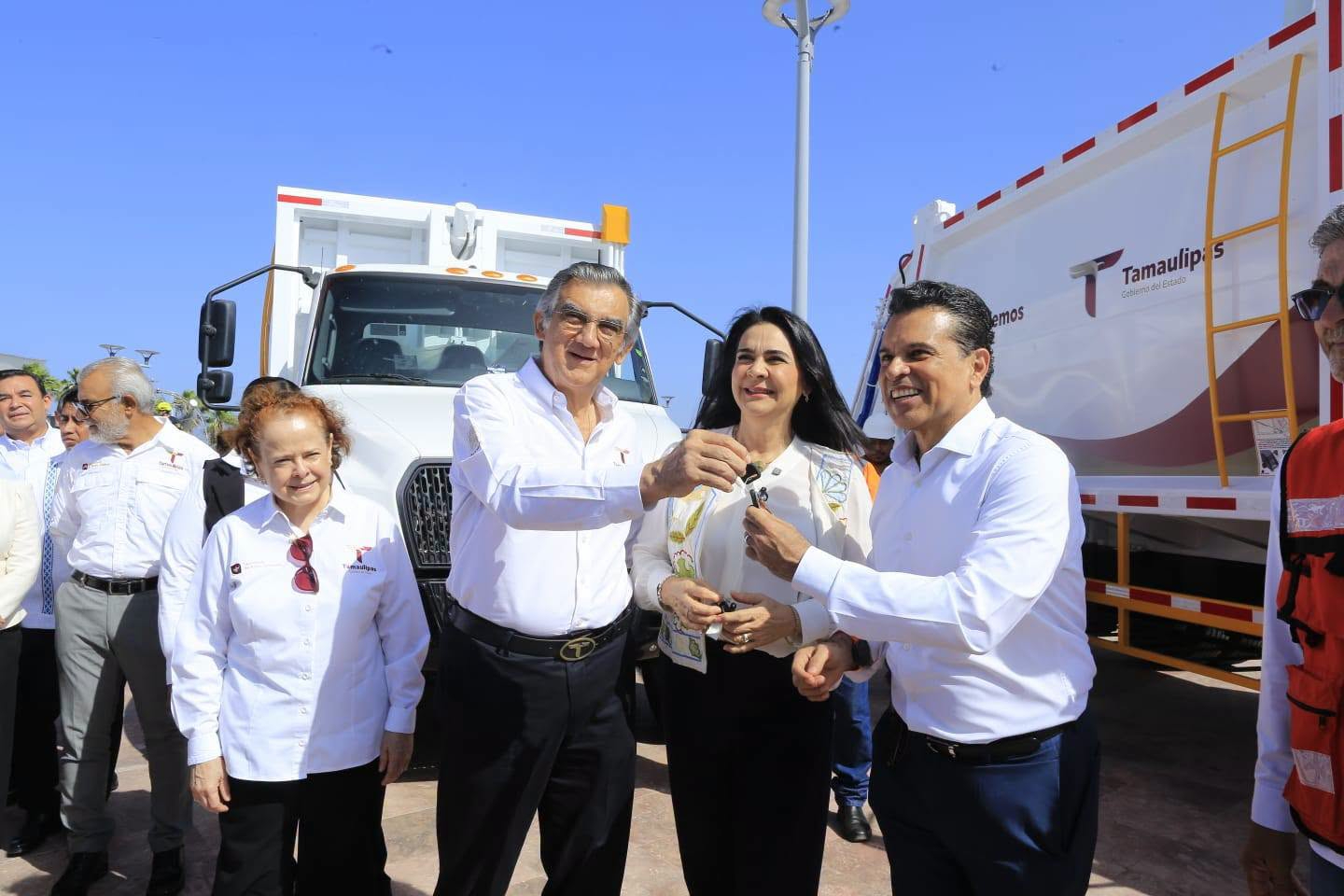 Entrega Américo Villarreal vehículos y maquinaria por 125.2 mdp