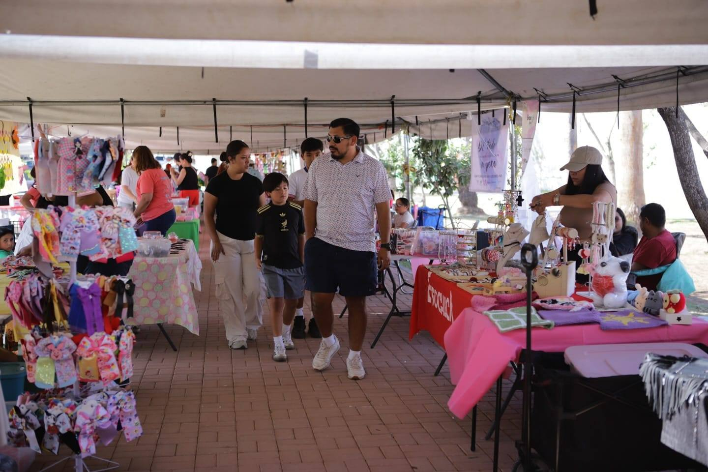 BAZAR PRIMAVERA REÚNE A FAMILIAS Y EMPRENDEDORES EN UNA JORNADA DE ALEGRÍA Y APOYO AL TALENTO LOCAL