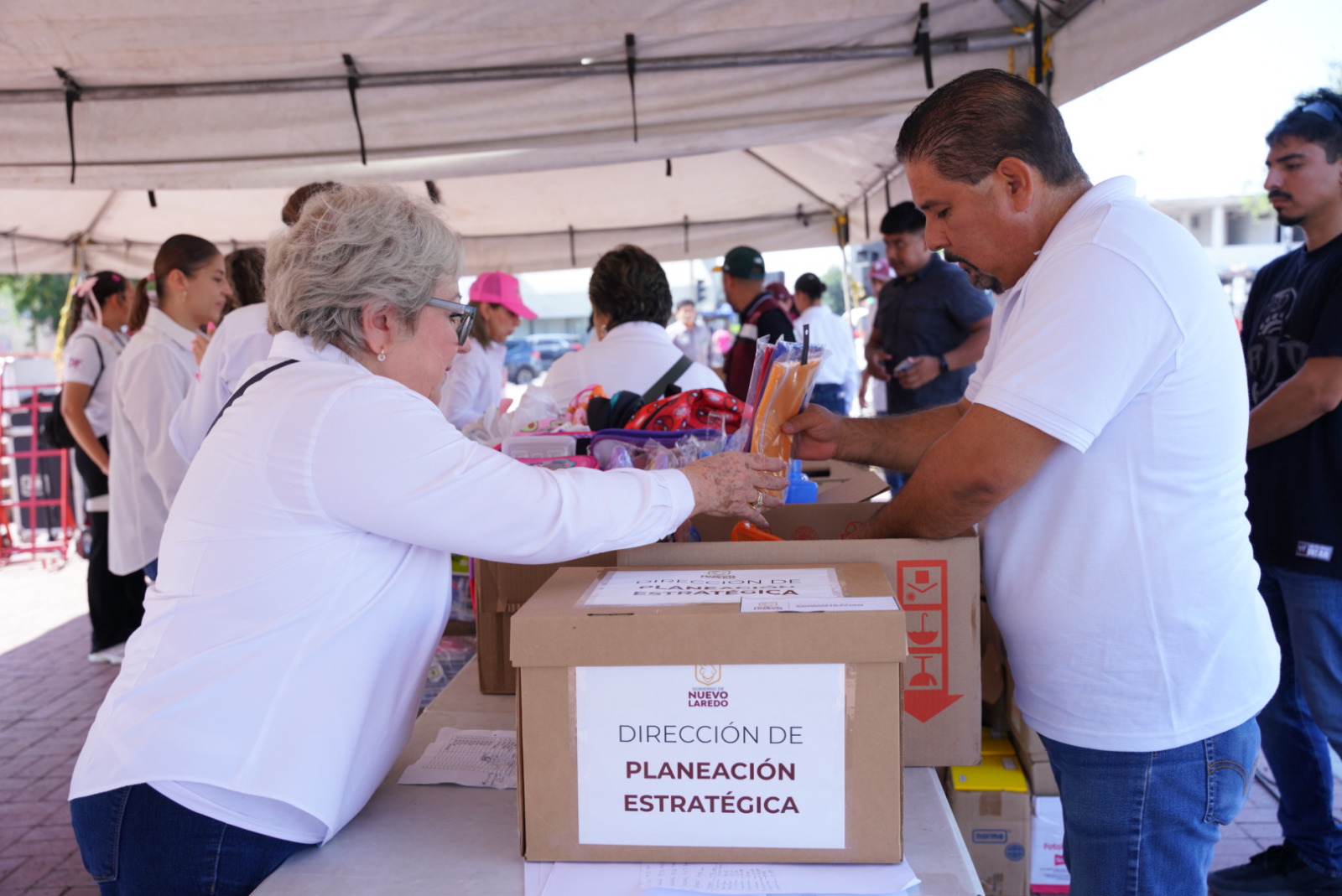 SE SUMAN CIUDADANOS, EMPRESAS Y ORGANISMOS AL ESCUELATÓN PARA LLEVAR ÚTILES ESCOLARES A FAMILIAS DE ESCASOS RECURSOS