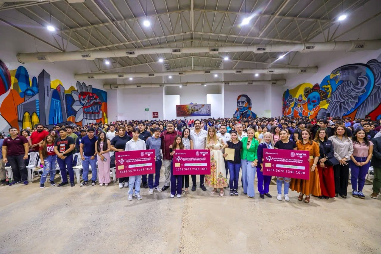 Alcalde Carlos Peña entrega a universitarios beca “Contamos contigo”