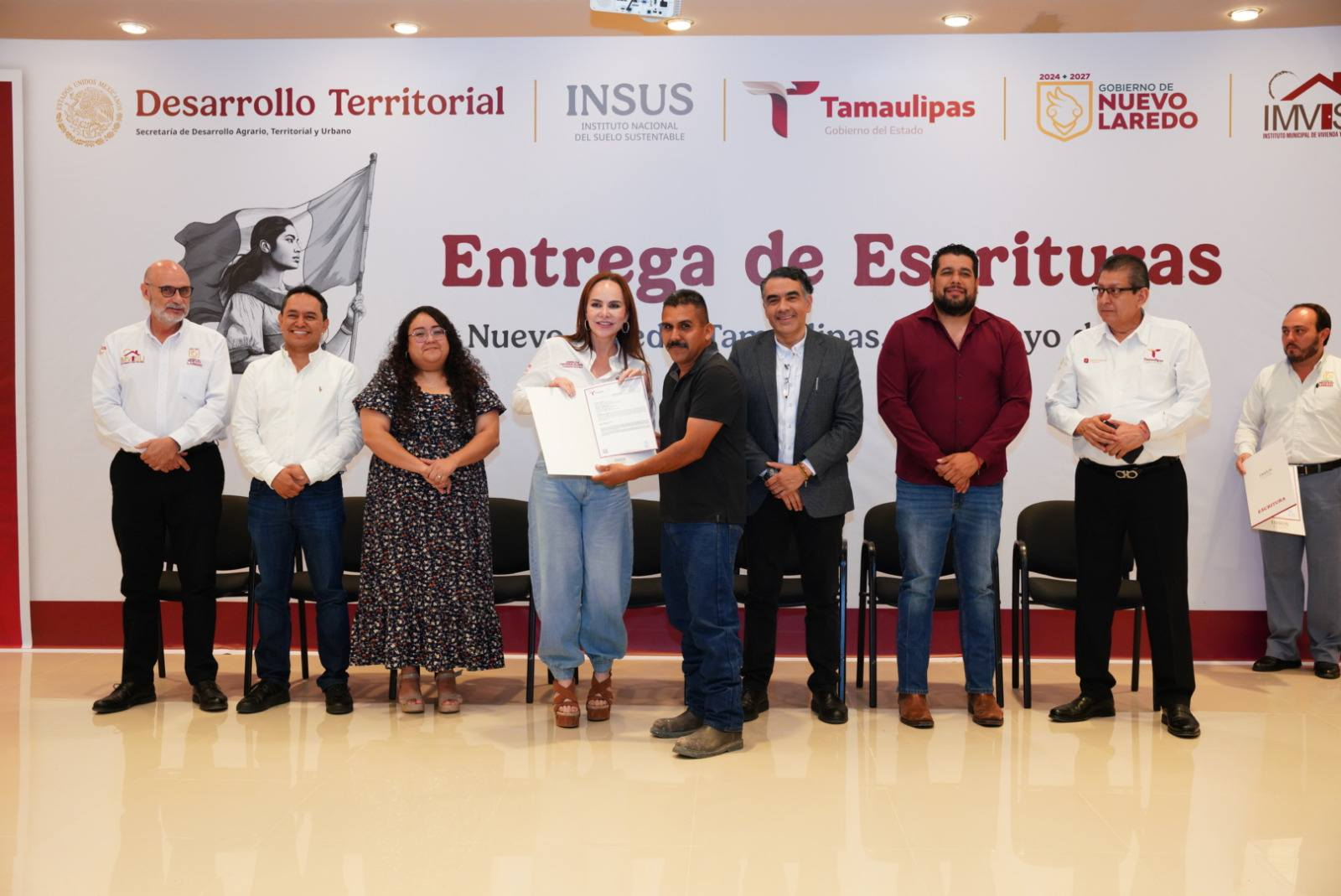 ENTREGA ALCALDESA CARMEN LILIA CANTUROSAS 200 ESCRITURAS GRATUITAS A FAMILIAS DE NUEVO LAREDO