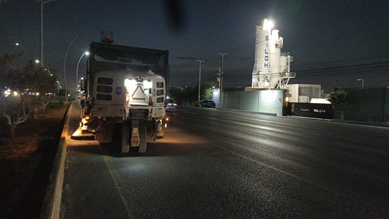 Realiza Servicios Públicos barrido nocturno de avenidas principales