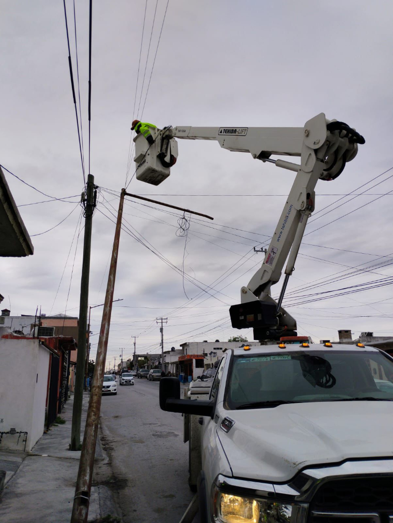 Recupera Gobierno de Reynosa postes del alumbrado público derribados por ventarrón