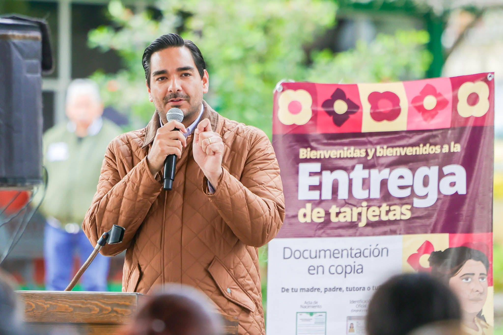 Entregaron Alcalde de Reynosa y Coordinador de Becas las tarjetas Rita Cetina