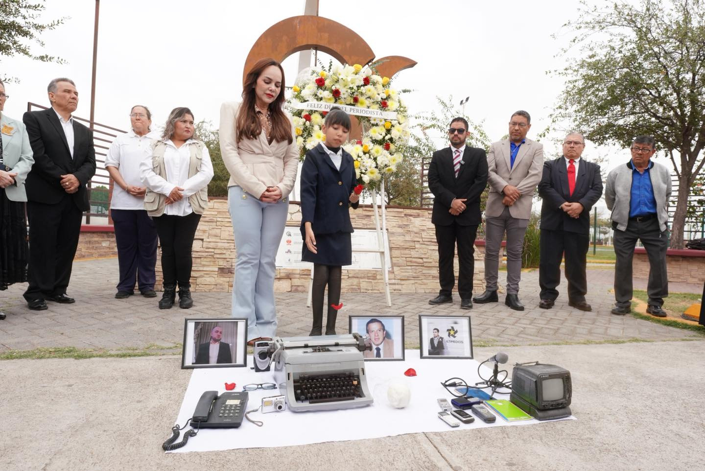ENCABEZA ALCALDESA CARMEN LILIA CANTUROSAS HOMENAJE POR DÍA NACIONAL DEL PERIODISTA JUNTO A TODAS LAS AGRUPACIONES PERIODÍSTICAS DE NUEVO LAREDO