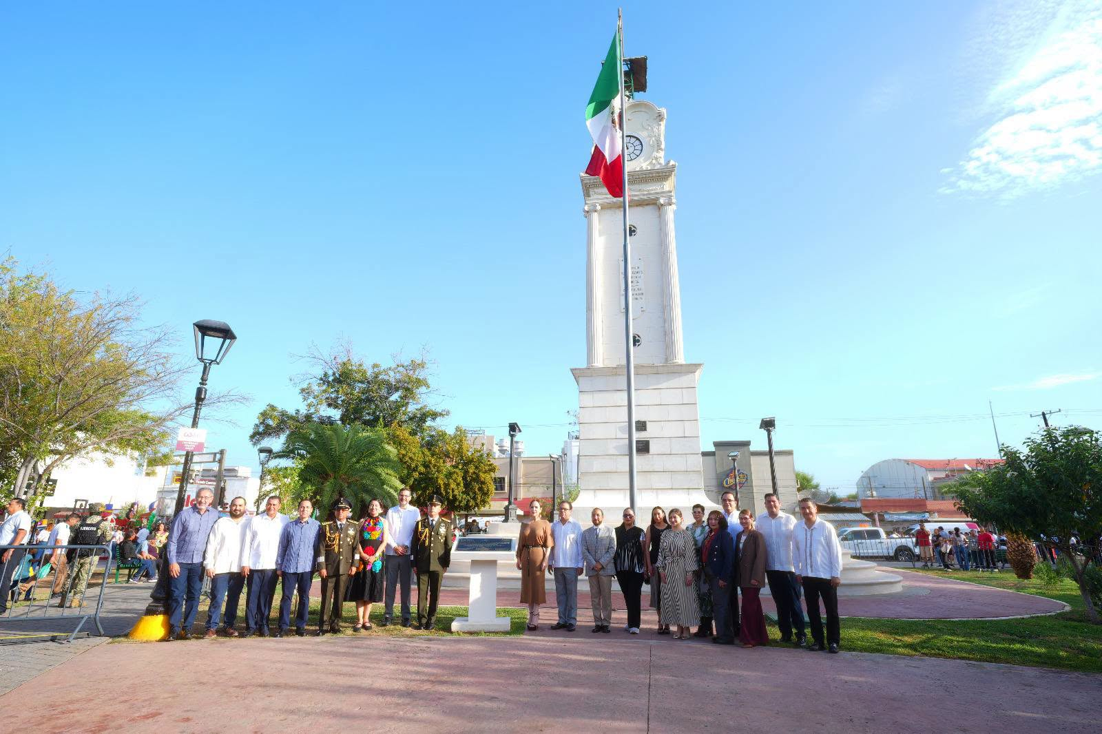 DEVELA GOBIERNO DE NUEVO LAREDO PLACA CONMEMORATIVA POR LOS 100 AÑOS DEL RELOJ DE LA PLAZA HIDALGO