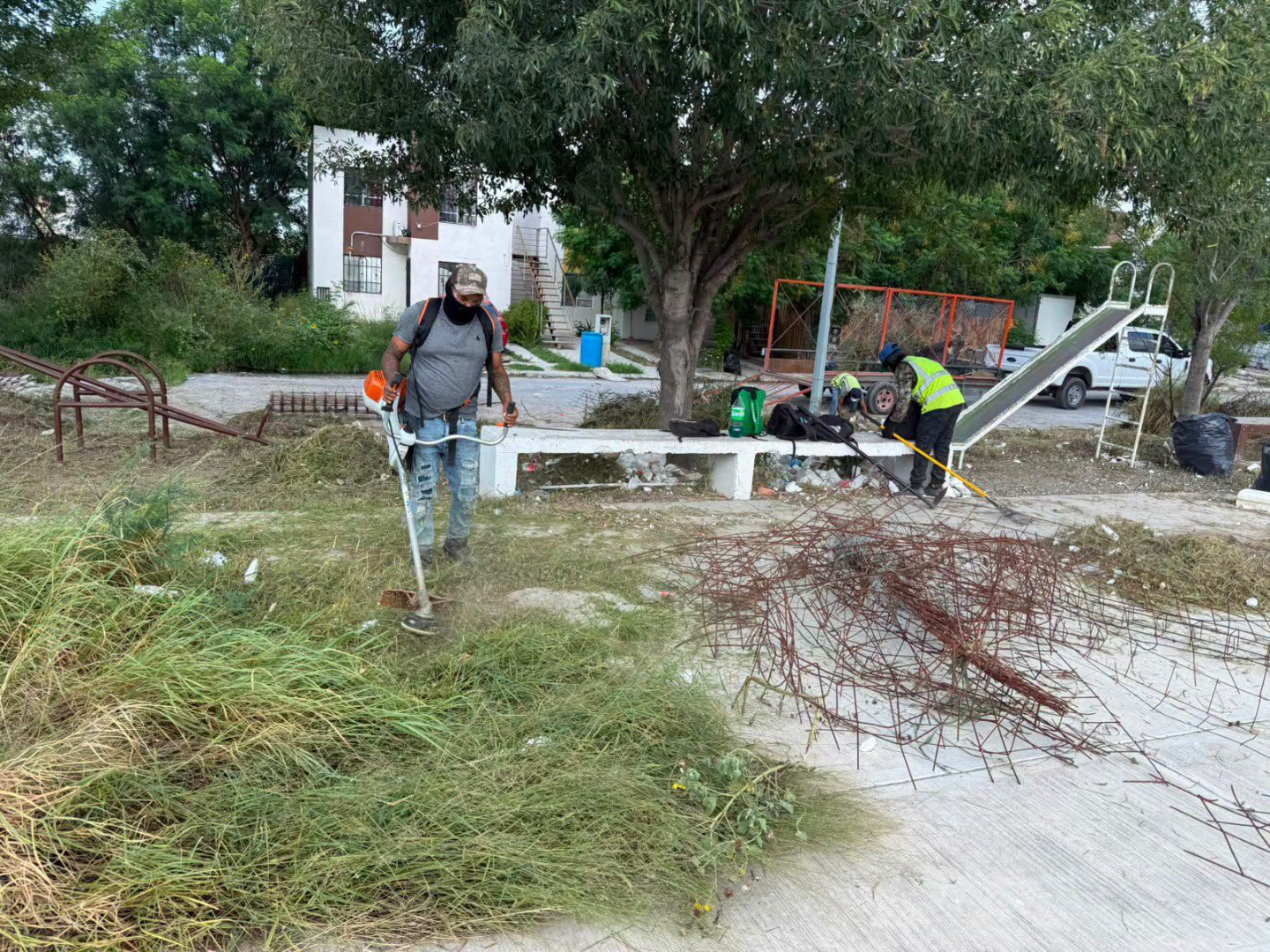 Realiza Gobierno Municipal labores de mantenimiento en plazas públicas