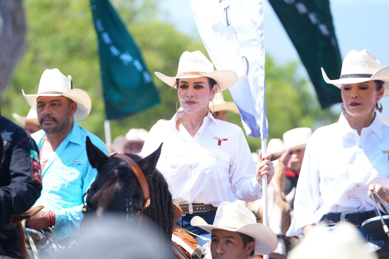 CARMEN LILIA CANTUROSAS SE SUMA A LA CABALGATA DE LA UNIDAD Y REAFIRMA RESPALDO AL GOBERNADOR AMÉRICO VILLARREAL