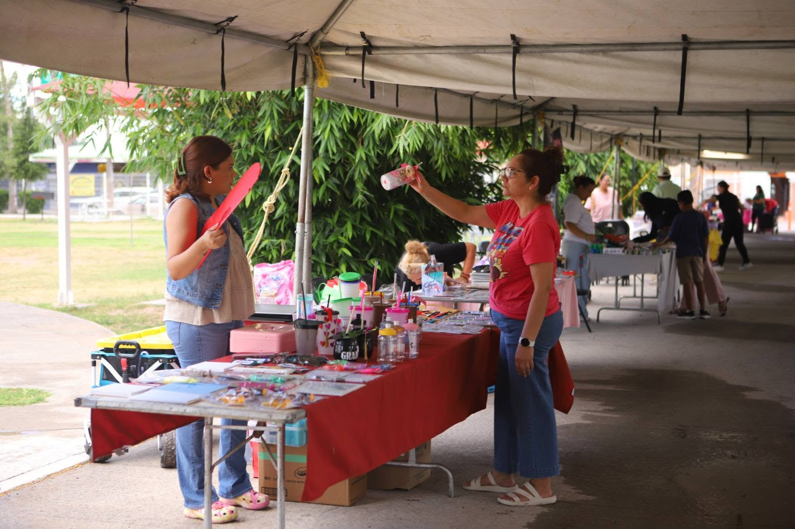 FAMILIAS DISFRUTAN DEL BAZAR DEL 178 ANIVERSARIO DE NUEVO LAREDO EN EL PARQUE MENDOZA