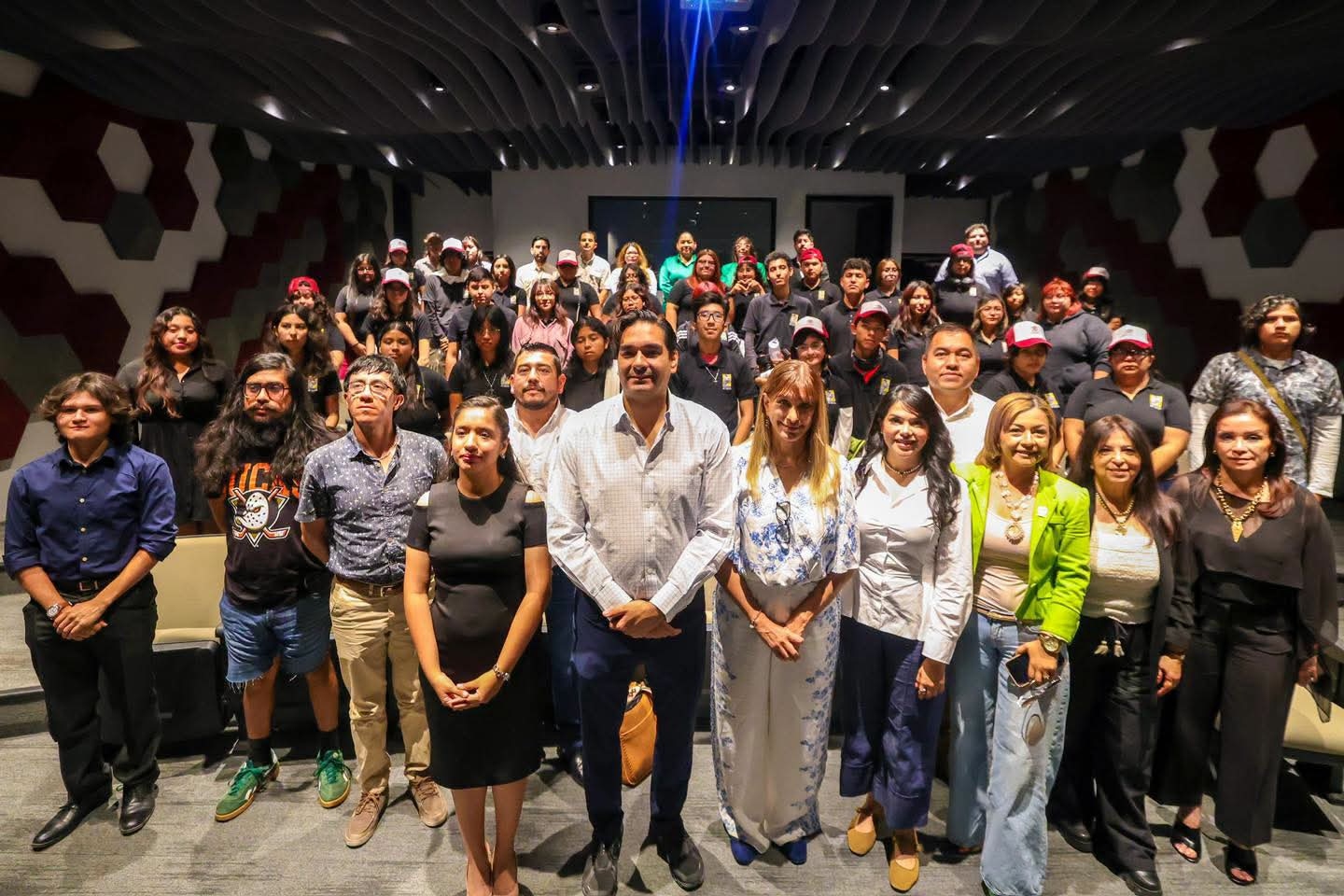 "Alimenta el cuerpo y el alma", Alcalde Carlos Peña Ortiz reconoce a jóvenes del Festival Nacional de Proyección de Cortometrajes