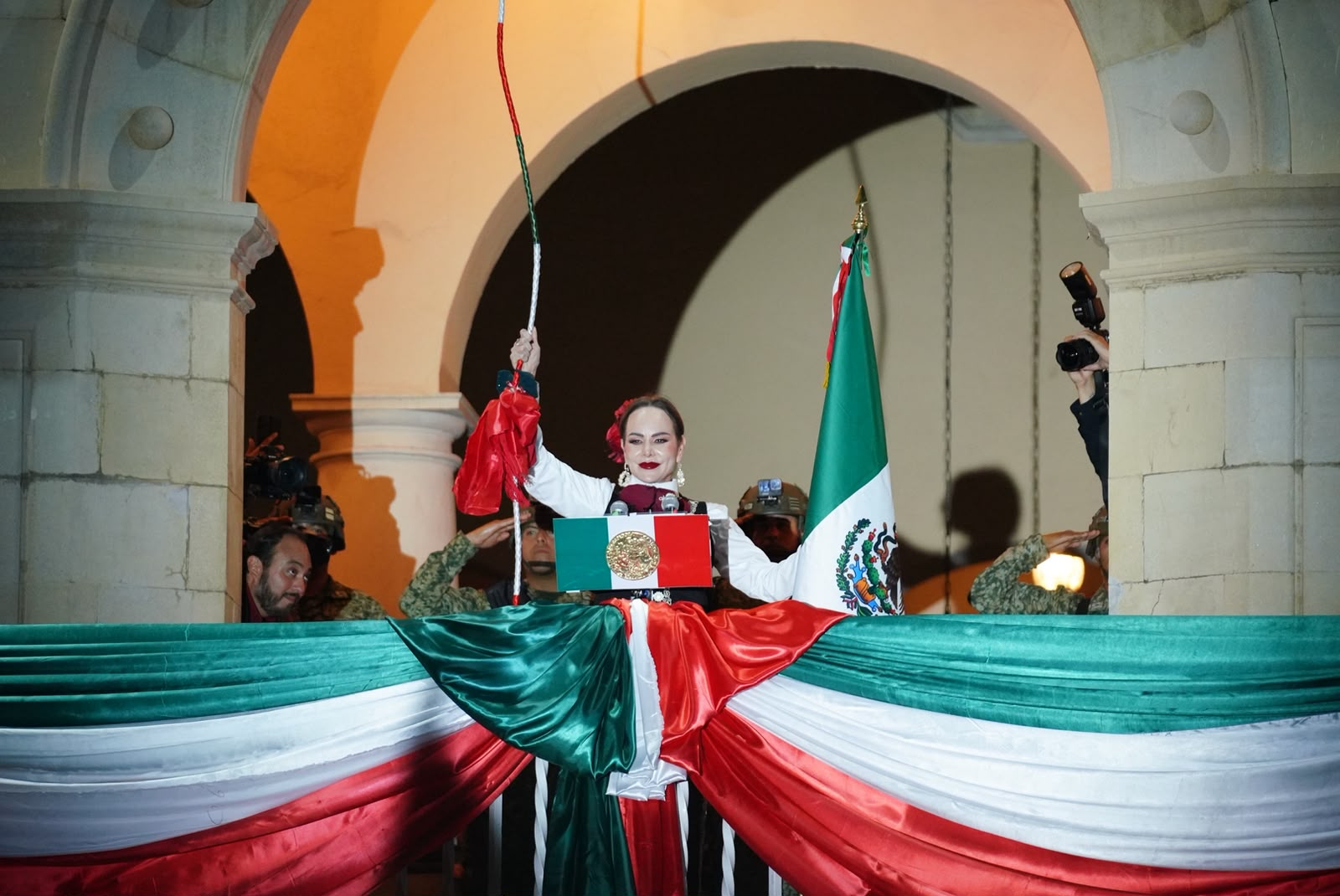 CELEBRAN MÁS DE 45 MIL NEOLAREDENSES GRITO DE INDEPENDENCIA JUNTO A CARMEN LILIA CANTUROSAS
