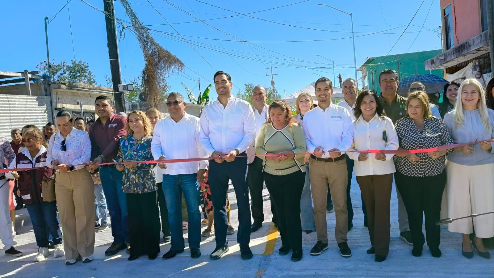 Sigue alcalde de Reynosa entregando obras de pavimentación
