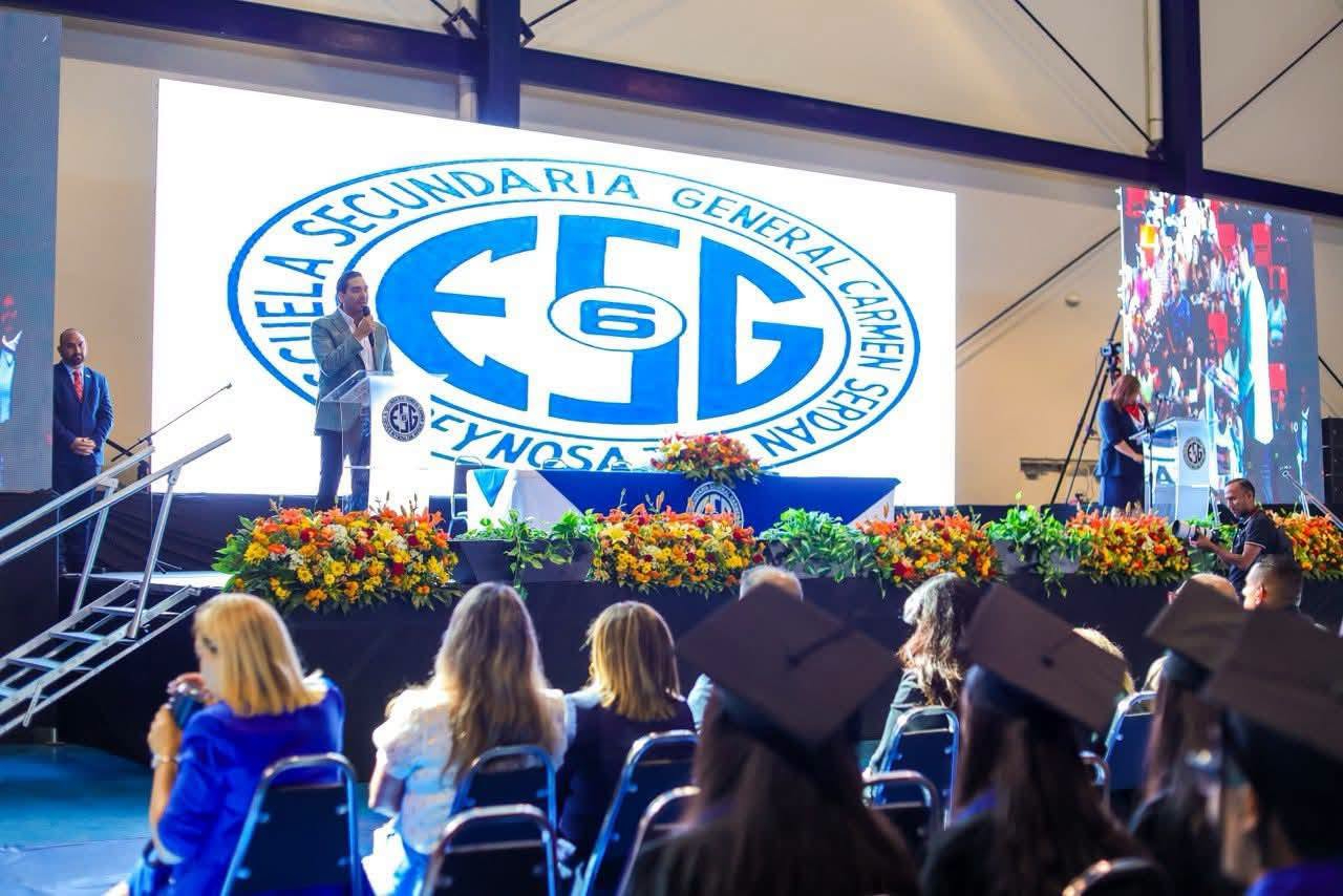 Apadrinó a la Generación 2023-2026 de la Secundaria Carmen Serdán el Alcalde Carlos Peña Ortiz